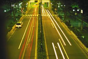 ドラム缶の荷上げにフォークリフト